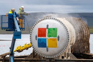 Washing the Microsoft data centre following retrieval from EMEC test site in Orkney (Credit Microsoft)