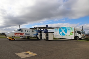 ZeroAvia plane and EMEC's hydrogen refueller on HyFlyer II programme 314 (Credit ZeroAvia)