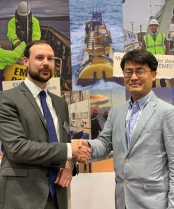 Rob Flynn, EMEC, with Jong-Su Choi, principal investigator for KRISO-WETS, at Ocean Energy Europe 2019